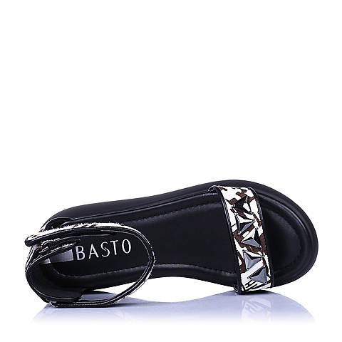BASTO/百思图夏季专柜同款黑白牛毛皮简约一字女凉鞋TY304BL6