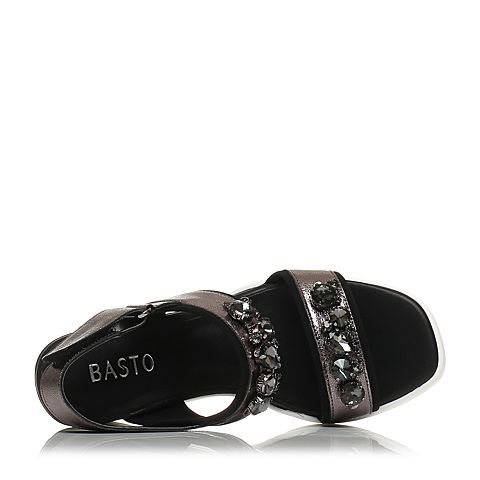 BASTO/百思图夏季专柜同款灰/黑色羊皮/布面休闲水钻坡跟女凉鞋TCW01BL7