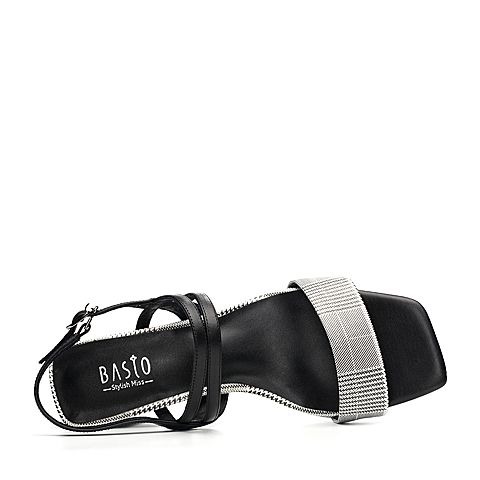 BASTO/百思图2018夏季专柜同款灰银/黑羊皮革格纹粗跟女凉鞋RNL14BL8