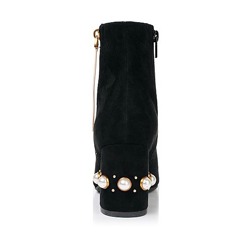 不上架 BELLE/百丽冬季大英联名款黑色时尚羊皮绒面珍珠铆钉粗跟女短靴BRW41DD7