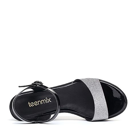 Teenmix/天美意夏专柜同款黑/银灰色一字带通勤风厚底坡跟女凉鞋CC904BL8