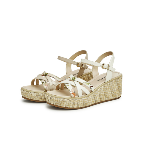 天美意2023夏新款商场同款坡跟文艺编织花朵一字带女凉鞋COO05BL3