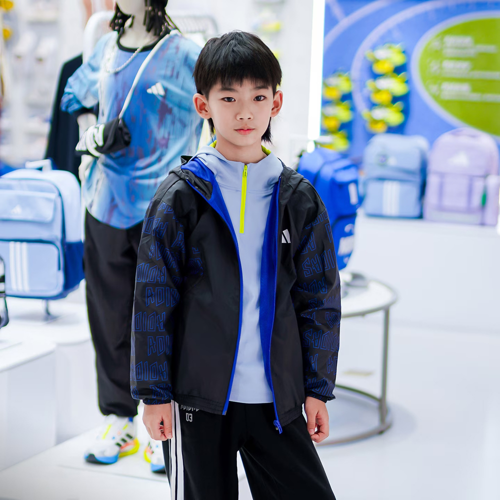 adidas阿迪达斯2025男小童LK BTS AOP JKT梭织连帽外套KC5986