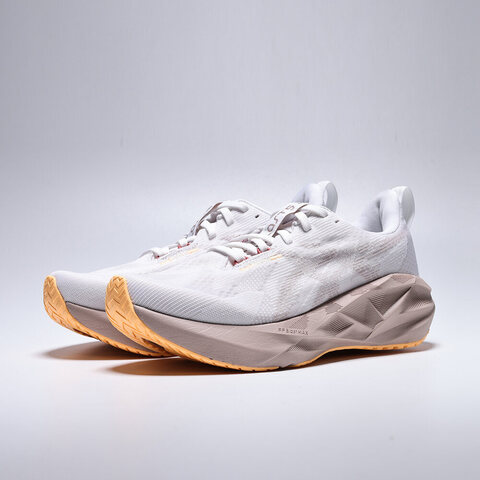 Asics亚瑟士2024女子NOVABLAST 5BLAST1012B765-102