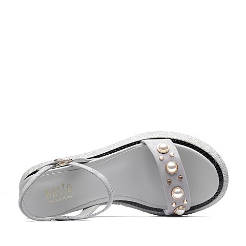 basto/百思图2018夏季专柜同款灰色羊绒皮革珍珠一字带坡跟女凉鞋tcn