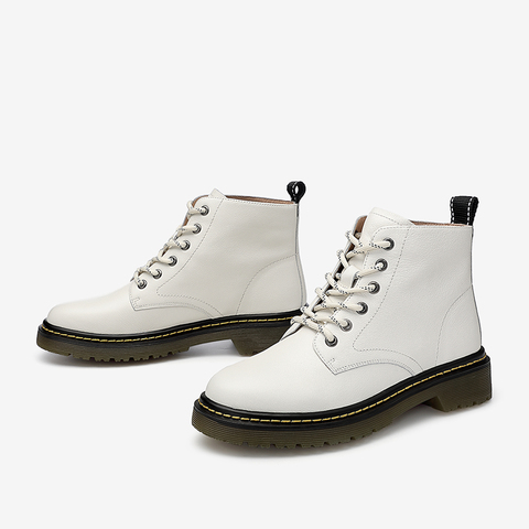 百思图2020冬季新款商场同款时尚圆头系带女马丁短皮靴ED712DD0
