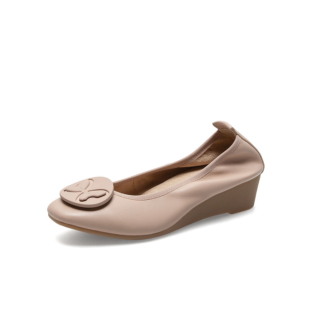 百思图2021春季新款商场同款休闲通勤饰扣坡跟浅口女单鞋RT633AQ1