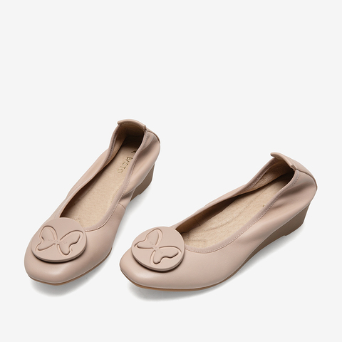 百思图2021春季新款商场同款休闲通勤饰扣坡跟浅口女单鞋RT633AQ1