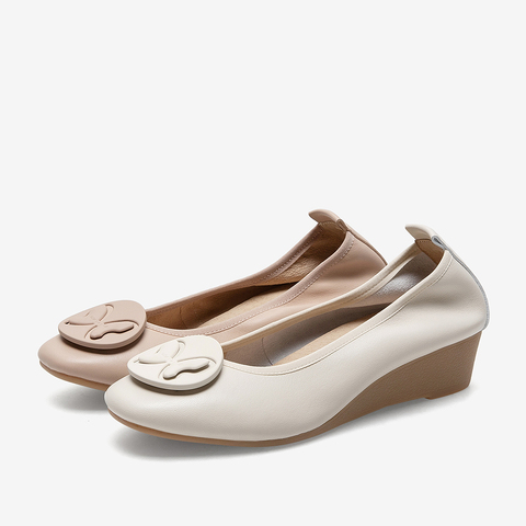 百思图2021春季新款商场同款休闲通勤饰扣坡跟浅口女单鞋RT633AQ1