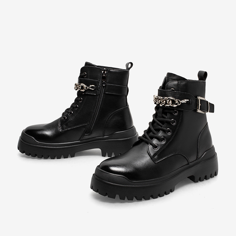 百思图2021冬季新款英伦风金属饰带圆头粗跟马丁靴女短靴FD500DD1