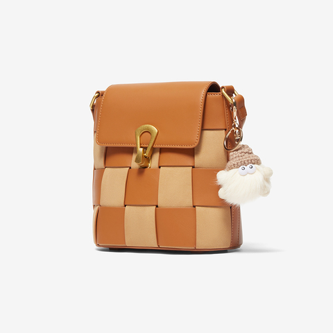 百思图2023冬季新款时尚格子编织风水桶包单肩斜挎包女X3093DX3