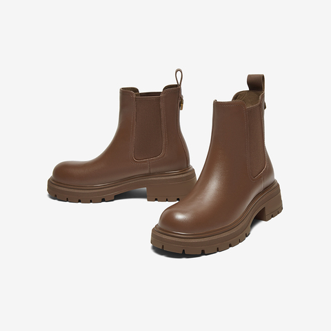 百思图2024冬季新款简约时尚通勤烟筒靴粗跟圆头女短靴P6158DD4