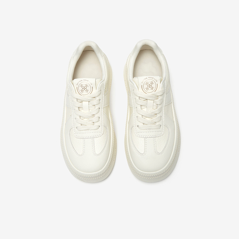 百思图2025春季新款简约时尚运动板鞋厚底女休闲鞋I7639AM5