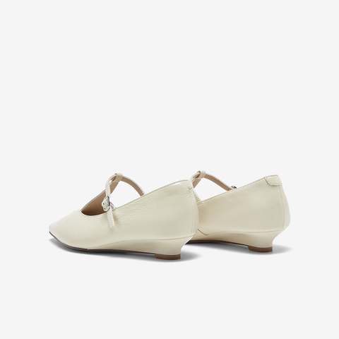 百思图2025春季新款简约复古通勤玛丽珍浅口尖头女单鞋E5963AQ5
