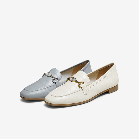 百思图2025秋季新款商场同款乐福鞋时尚金属扣女单鞋TRW38CA5