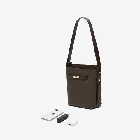 百思图2025秋季新款商场同款水桶包时尚潮流单肩包女W6A38CX5