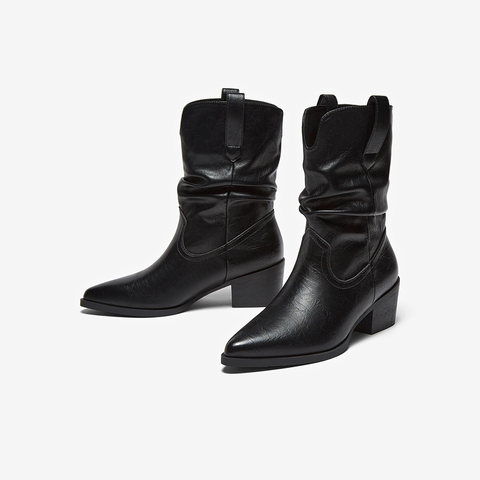 百思图2025冬季新款堆堆靴时装靴时尚潮流粗跟尖头女中靴F3061DZ5