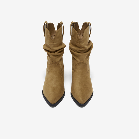 百思图2025冬季新款堆堆靴时装靴时尚潮流粗跟尖头女中靴F3061DZ5