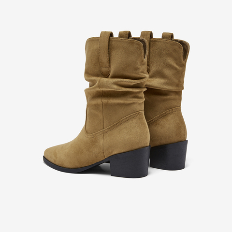 百思图2025冬季新款堆堆靴时装靴时尚潮流粗跟尖头女中靴F3061DZ5