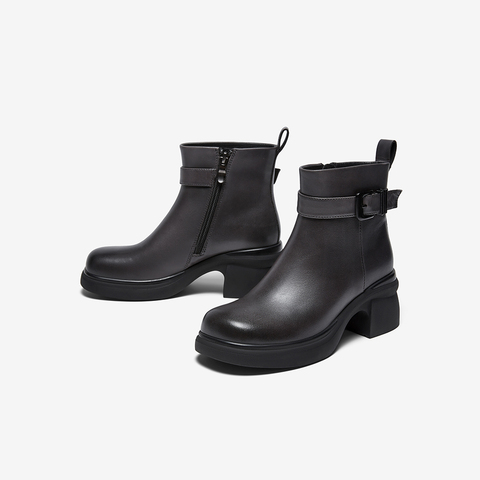 百思图2025冬季新款商场同款时装靴简约通勤粗高跟女短靴H6815DD5
