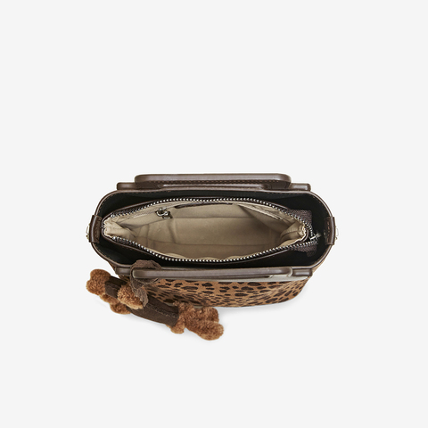 百思图2025冬季新款商场同款手提包时髦复古单肩斜挎包女TY092DX5