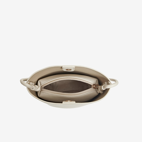 百思图2026春季新款商场同款水桶包简约通勤单肩包女TY084AX6