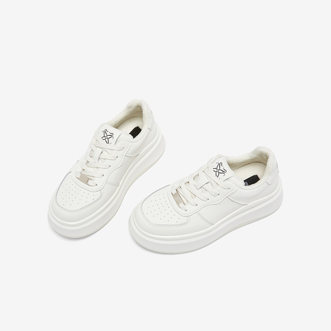 百思图2026春季新款小白鞋时尚简约户外女休闲运动鞋V0048AM6