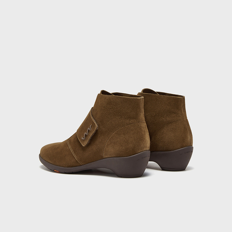 Bata时装靴女2025冬商场新款百搭软底羊皮通勤粗跟短筒靴AGW44DD5