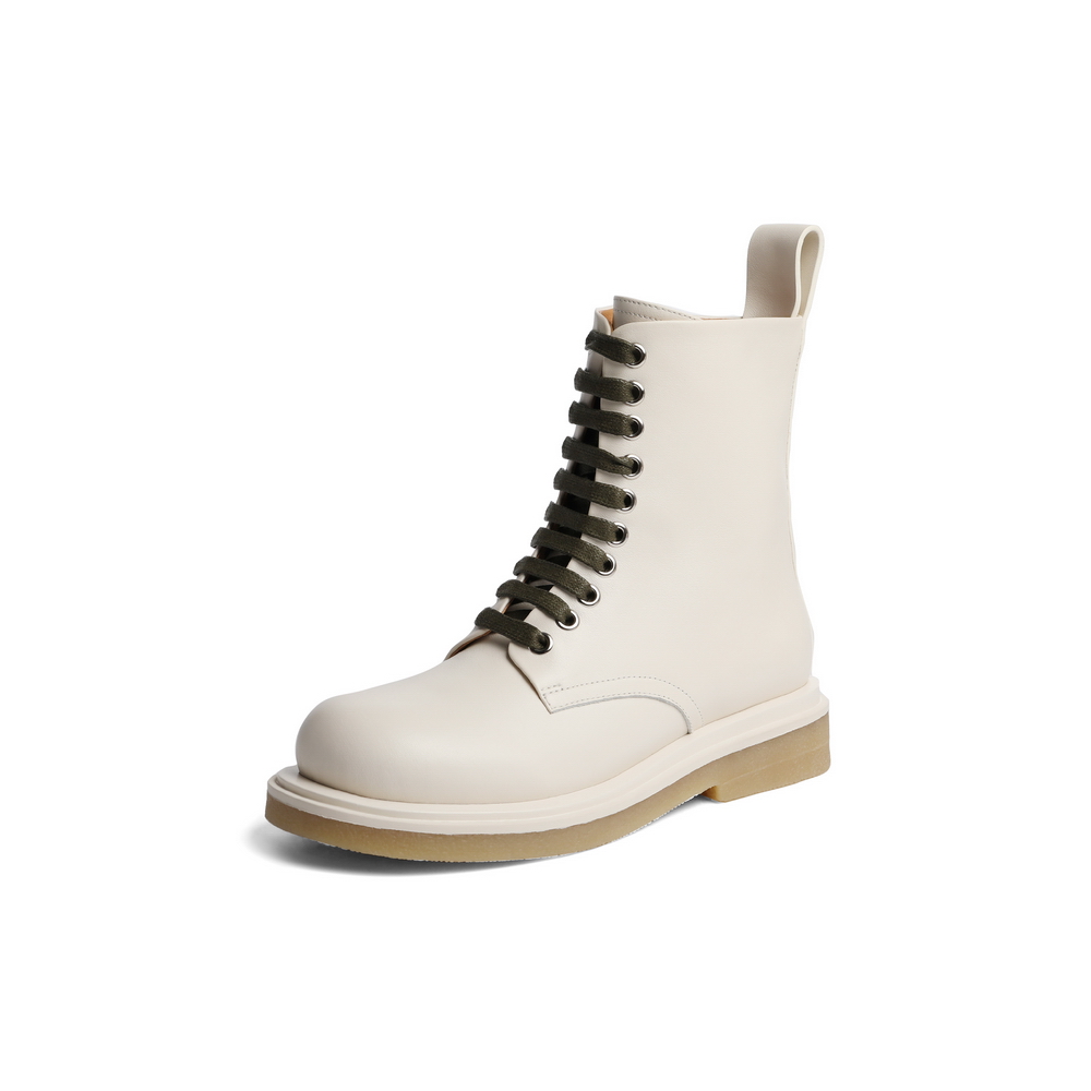 百丽白色马丁靴英伦风女冬款机车10孔真皮中筒靴80887DD0