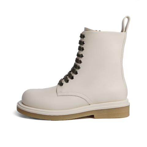 百丽白色马丁靴英伦风女冬款机车10孔真皮中筒靴80887DD0