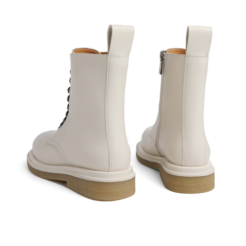 百丽白色马丁靴英伦风女冬款机车10孔真皮中筒靴80887DD0