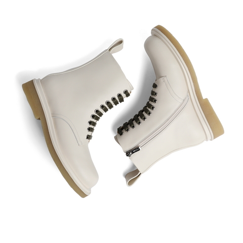 百丽白色马丁靴英伦风女冬款机车10孔真皮中筒靴80887DD0