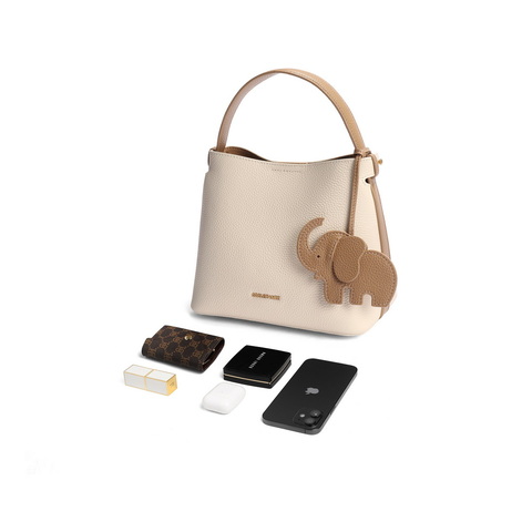 百丽包包女2025春商场同款休闲小飞象单肩斜挎手提水桶包X7260AX5