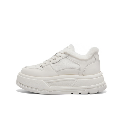 百丽简约休闲板鞋女2025春新属实厚底鞋B2457AM5