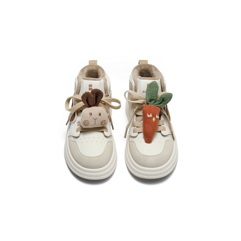 百丽撞色高帮板鞋女童2025冬新商场同款卡通饰扣休闲鞋V5118D85