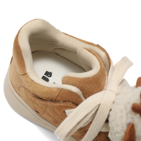 百丽复古童趣板鞋女童2025冬新商场同款毛绒饰扣休闲鞋66586D85