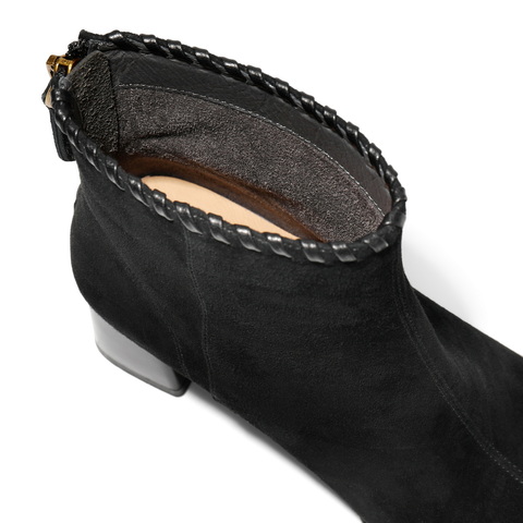 百丽柔软舒适绒面时装靴女2025冬新真皮优雅高跟通勤短靴B2956DD5