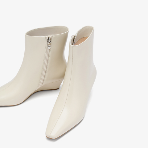 73hours女鞋都市剪影2025冬季新品坡跟尖头纯色时装靴