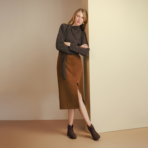 真美诗2025年冬季新款翻领V口复古知性羊皮革纯色时装靴YZK16DD5