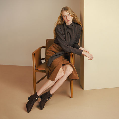 真美诗2025年冬季新款贵气老钱风尖头羊皮革绑带时装靴R1126DD5