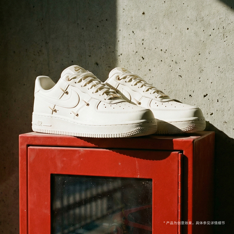 NIKE耐克2026女子WMNS AIR FORCE 1 07 LX休闲FV3654-111