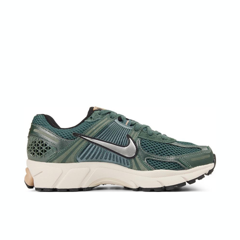 NIKE耐克2024女子W NIKE ZOOM VOMERO 5休闲鞋FN6742-300