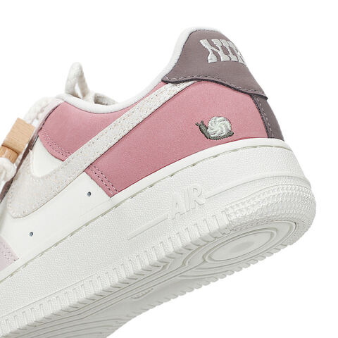 NIKE耐克2025女子WMNS AIR FORCE 1 '07 LX休闲IB8874-111