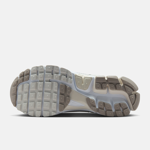 NIKE耐克2025女子W NIKE ZOOM VOMERO 5休闲FJ2028-107
