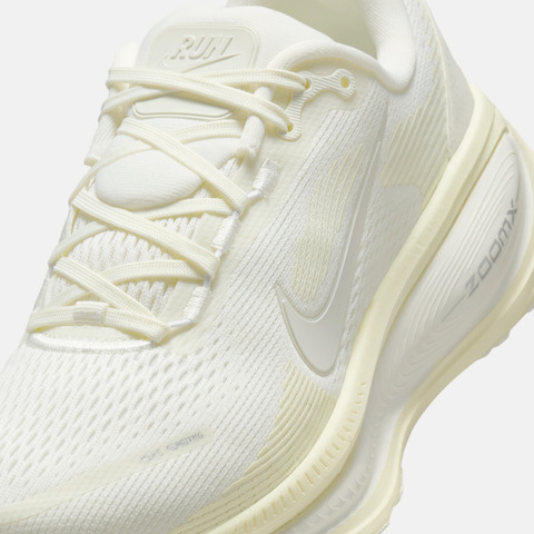 NIKE耐克2025女子W NIKE VOMERO 18跑步HM6804-110