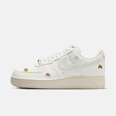 NIKE耐克2026女子WMNS AIR FORCE 1 '07休闲IQ1143-100