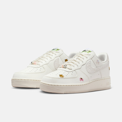 NIKE耐克2026女子WMNS AIR FORCE 1 '07休闲IQ1143-100