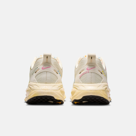 NIKE耐克2026女子W NIKE VOMERO 18跑步IQ1155-101