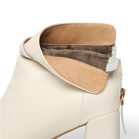 森达2021冬季新款时尚潮流素面通勤休闲粗跟女短皮靴Z0721DD1