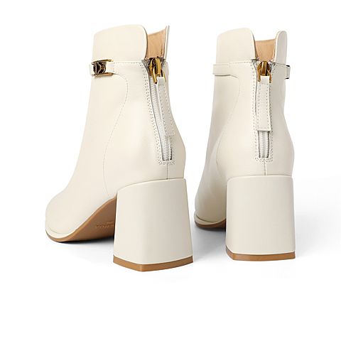 森达2021冬季新款时尚潮流素面通勤休闲粗跟女短皮靴Z0721DD1